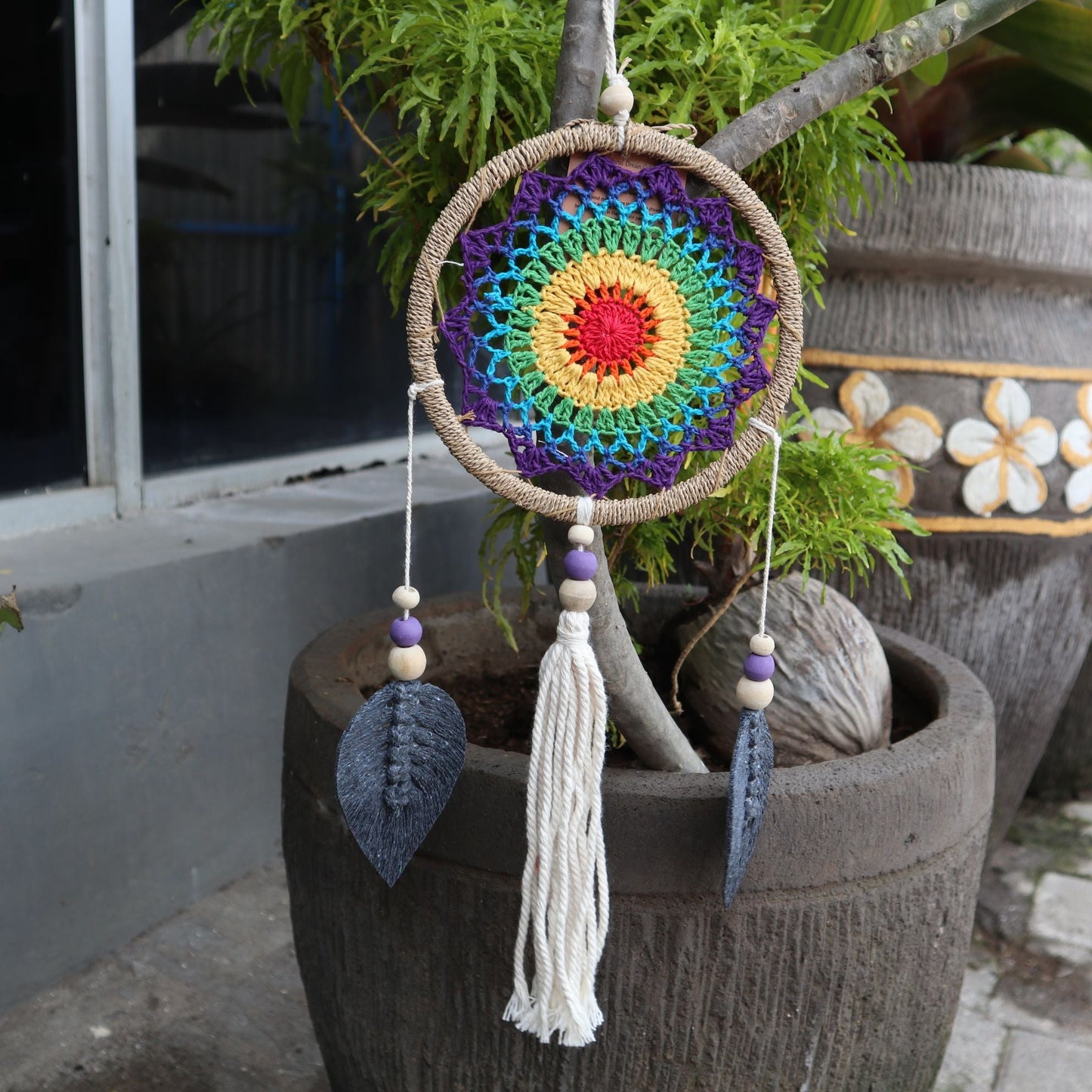 Alt-tag: Seagrass Dream Catcher – Medium Rainbow, handgjord regnbågsfärgad virkad mitt med ring i sjögräs, bomullstofsar och träpärlor – hängande dekoration