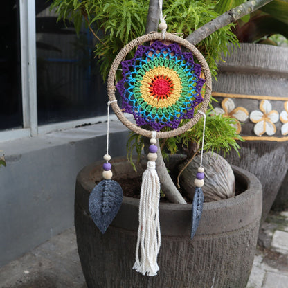 Alt-tag: Seagrass Dream Catcher – Medium Rainbow, handgjord regnbågsfärgad virkad mitt med ring i sjögräs, bomullstofsar och träpärlor – hängande dekoration