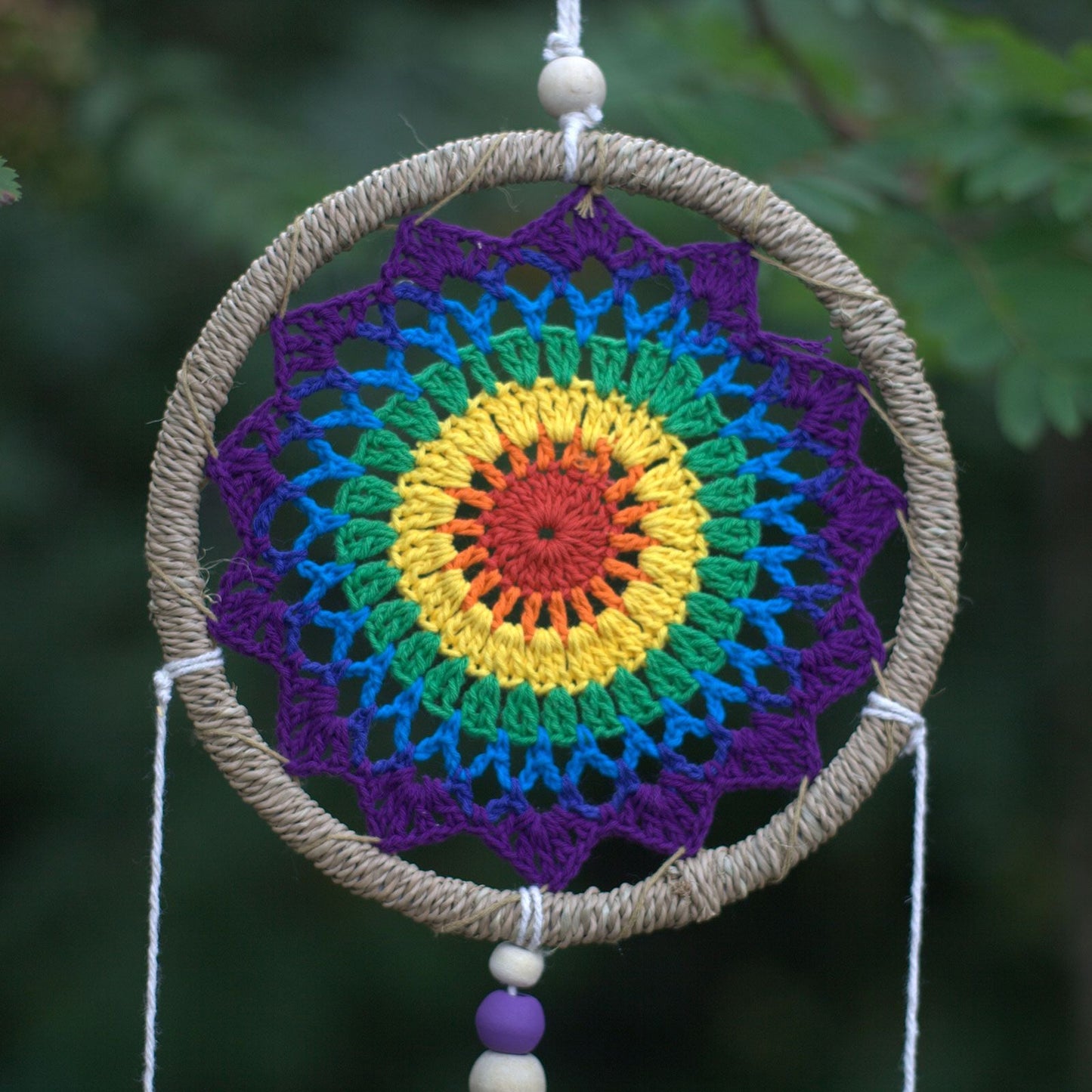 Alt-tag: Seagrass Dream Catcher – Medium Rainbow med ring i naturligt sjögräs och regnbågsfärgat virkat centrum, träpärlor, boho-väggdekoration