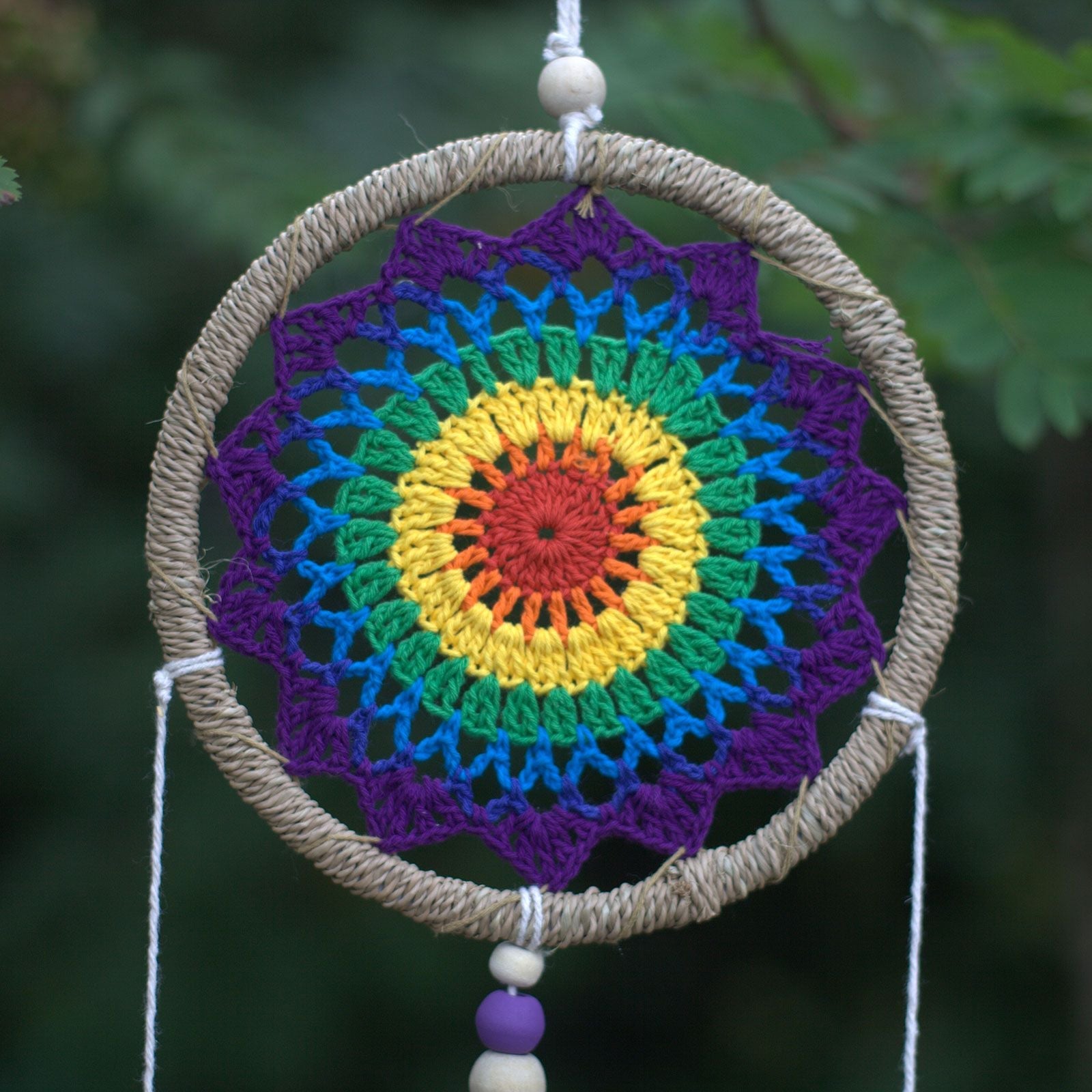 Alt-tag: Seagrass Dream Catcher – Medium Rainbow med ring i naturligt sjögräs och regnbågsfärgat virkat centrum, träpärlor, boho-väggdekoration
