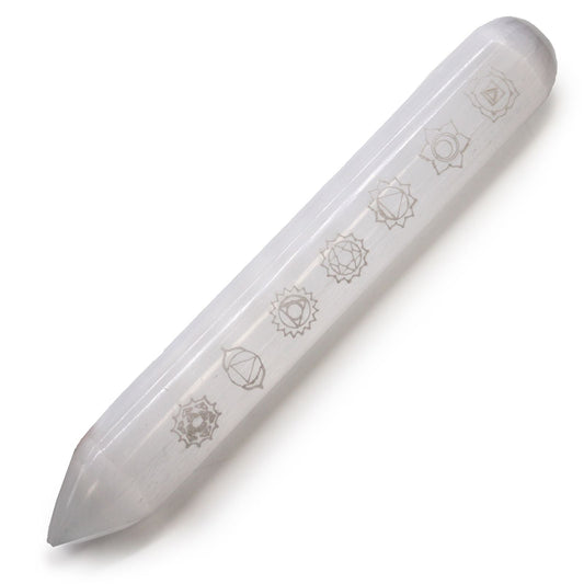 Alt Tag: Selenite Energy Wand – 14–16CM Chakra Point, varita de selenita blanca con punta y símbolos de chakras grabados