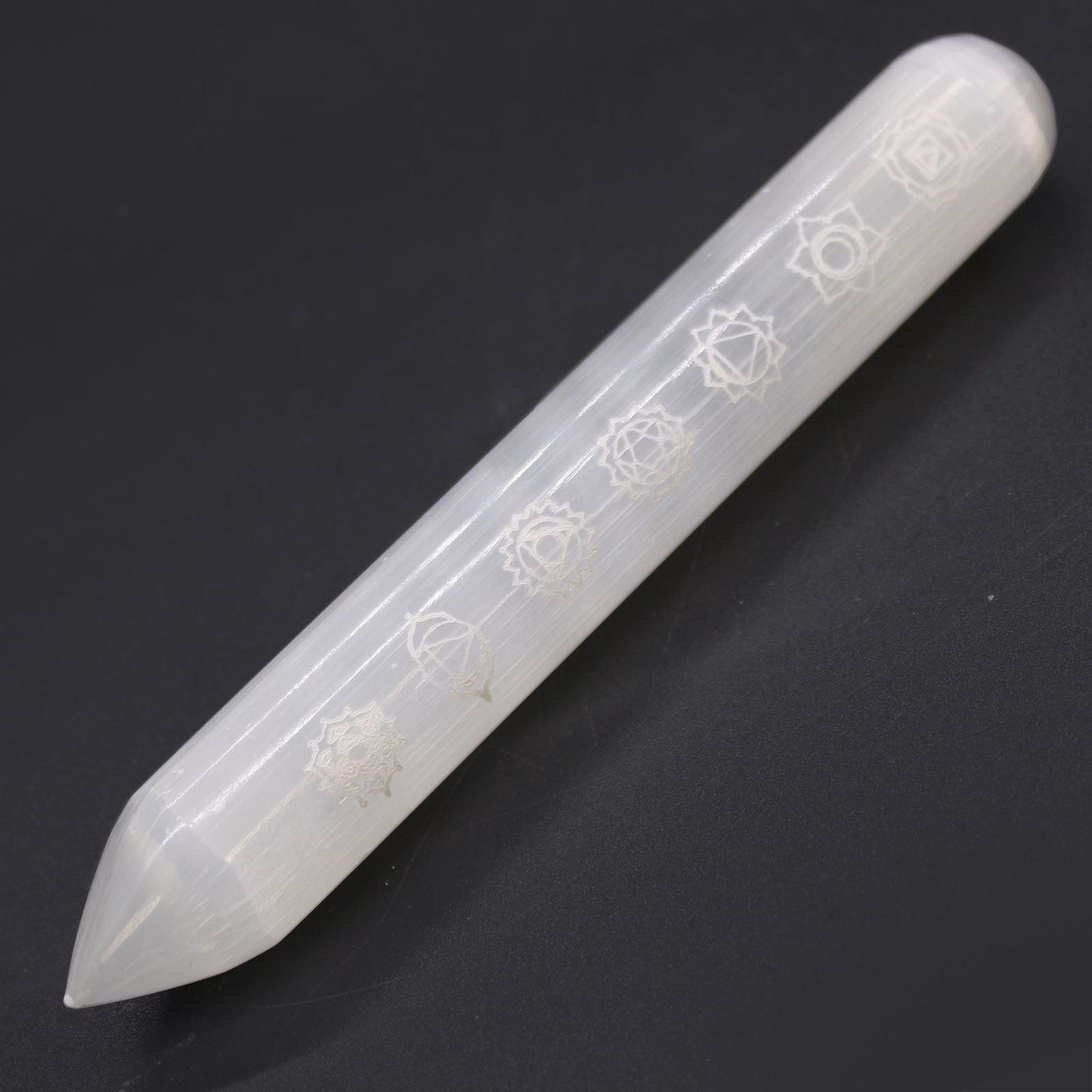 Alt Tag: Selenite Energy Wand – 14–16CM Chakra Point, varita de selenita blanca con punta y grabados de símbolos chakra, vista en fondo negro