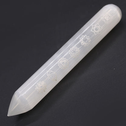 Alt Tag: Selenite Energy Wand – 14–16CM Chakra Point, varita de selenita blanca con punta y grabados de símbolos chakra, vista en fondo negro