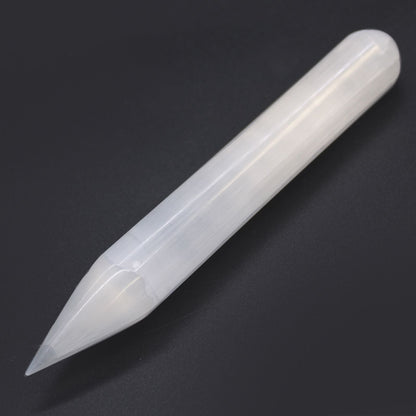 Alt Tag: Selenite Harmonizing Wand – 16 CM Pointed, varita de selenita blanca con punta, vista en diagonal sobre fondo oscuro