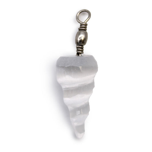 Alt-Tag: Selenit-Spiralanhänger – 4x1.5 CM durchscheinend weißer Selenit-Spiralanhänger mit Metallöse, Nahaufnahme vor weißem Hintergrund