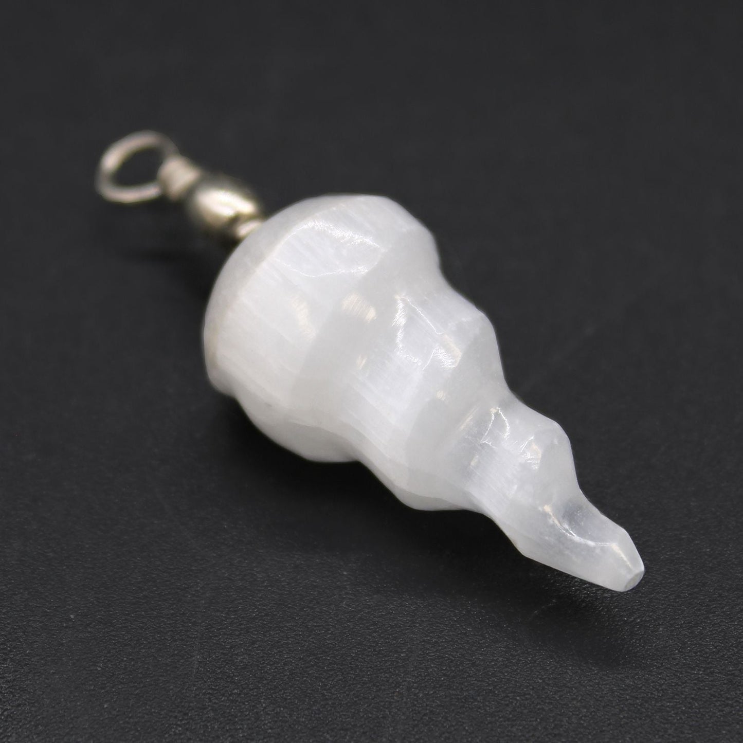 Alt-Tag: Selenit-Spiralanhänger – 4x1,5 CM durchscheinend weißer Selenit-Spiralanhänger mit silberfarbenem Anhängerbügel auf schwarzem Hintergrund