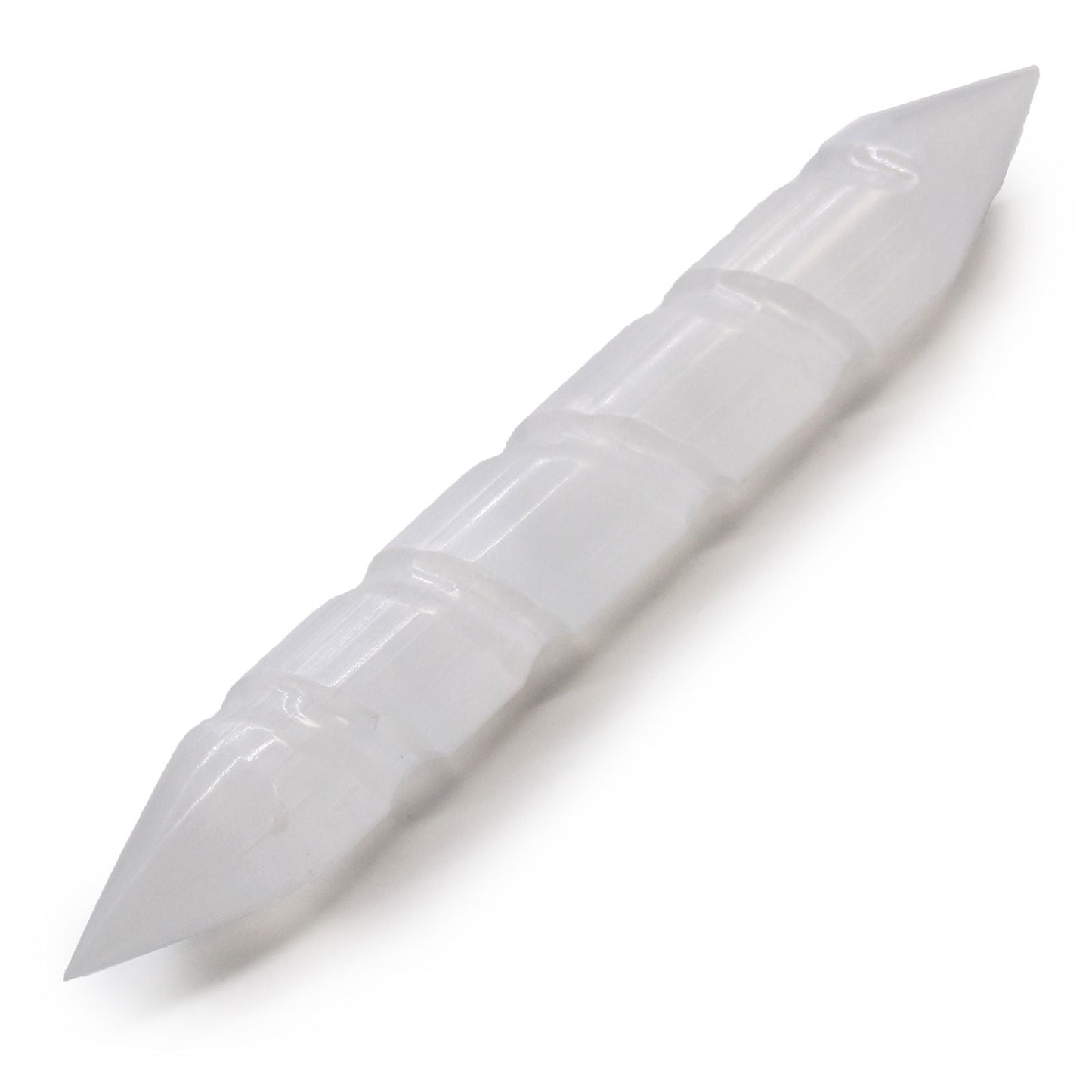 Alt Tag: Selenite Spiral Wand – 16 CM Double-Point, varita espiral de selenita blanca de doble punta sobre fondo blanco