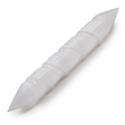 Alt Tag: Selenite Spiral Wand – 16 CM Double-Point, varita espiral de selenita blanca de doble punta sobre fondo blanco