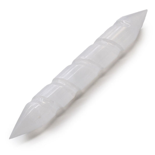 Alt Tag: Selenite Spiral Wand – 16 CM Double-Point, varita espiral de selenita blanca de doble punta sobre fondo blanco