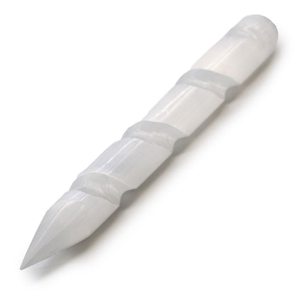Alt Tag: Selenite Spiral Wand – 16 CM Pointed End, varita de selenita blanca en espiral con punta, foto de producto sobre fondo blanco