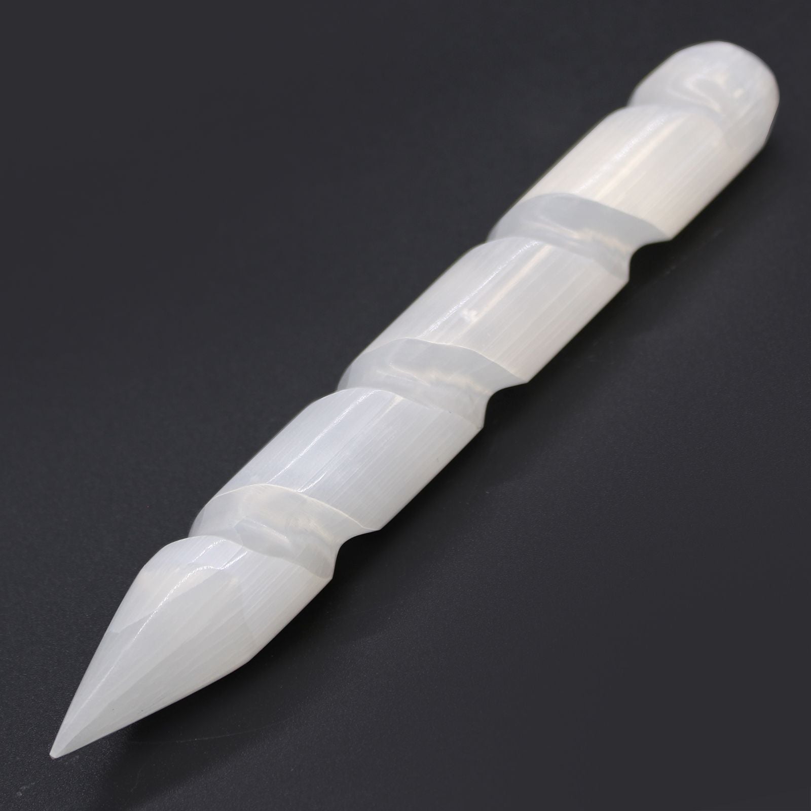 Alt Tag: Selenite Spiral Wand – 16 CM Pointed End, varita de selenita blanca en espiral con punta, fotografiada sobre fondo negro