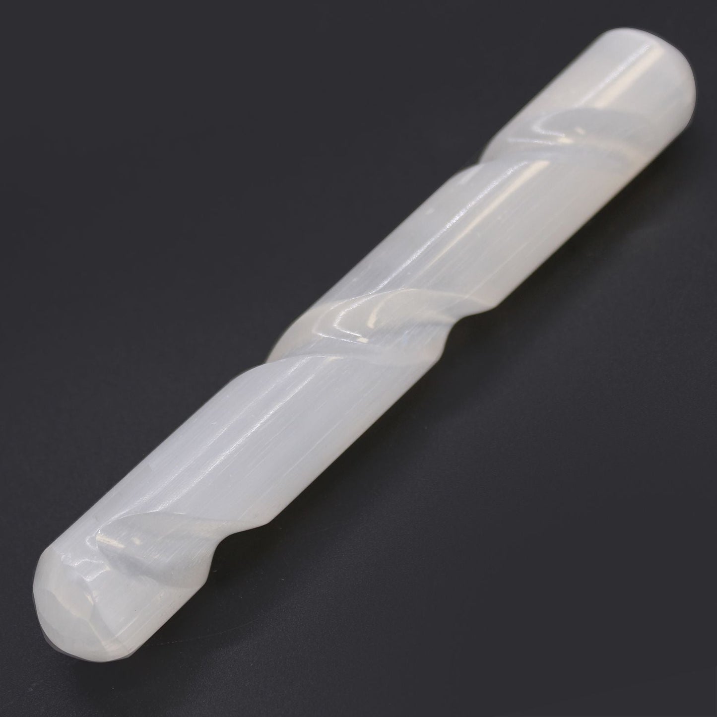 Selenite Spiral Wand – 16 CM Round Ends, varita de selenita tallada en espiral con extremos redondeados, color blanco translúcido