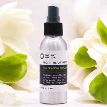 Alt Tag: Serene Bliss Essential Oil Mist – 100ML botella spray aromático May Chang y Bergamot 100 ml sobre fondo floral
