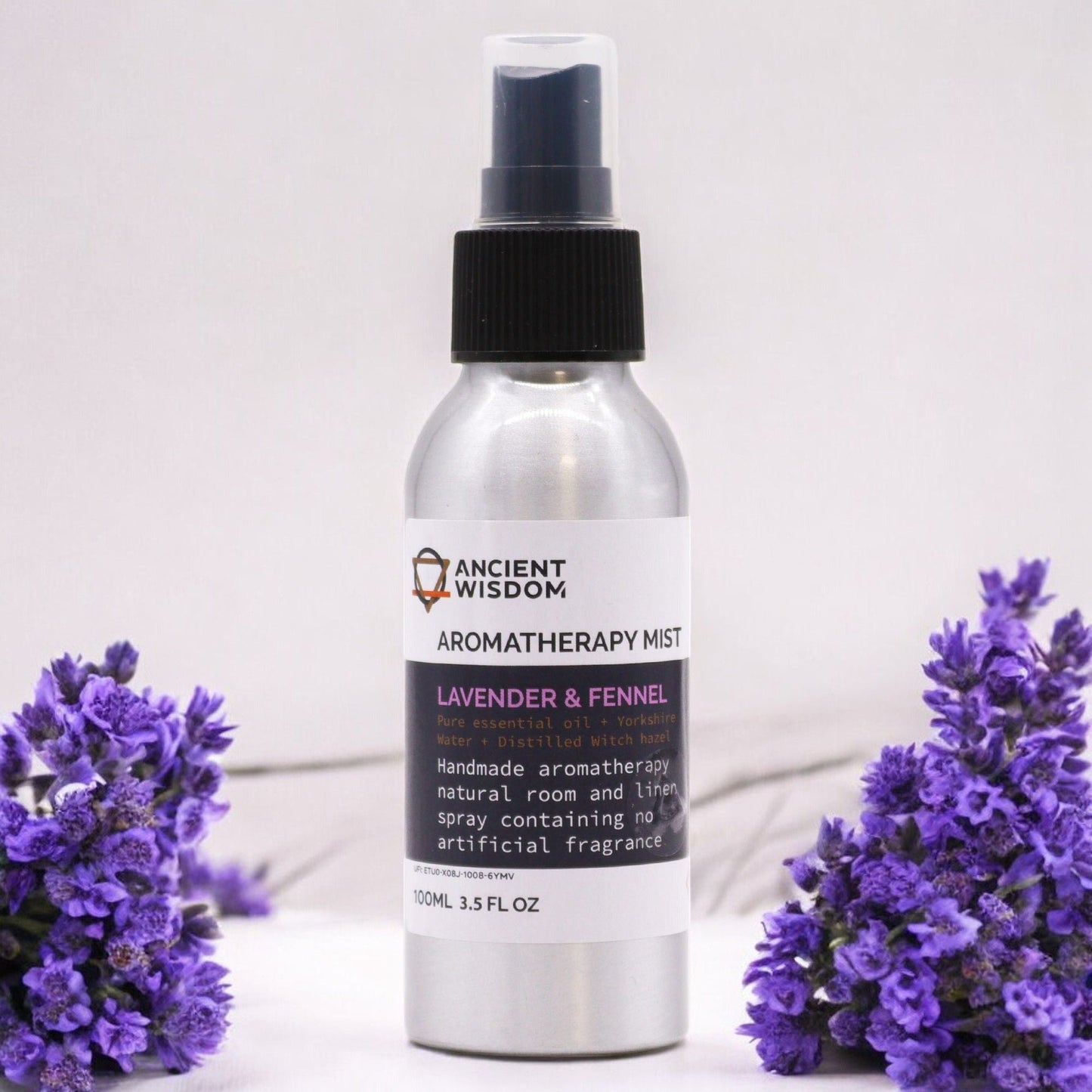 Serene Lavender & Fennel Mist – aromaterapisprayflaska 100 ml med lavendelblommor på vit bakgrund