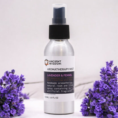 Serene Lavender & Fennel Mist – aromaterapisprayflaska 100 ml med lavendelblommor på vit bakgrund