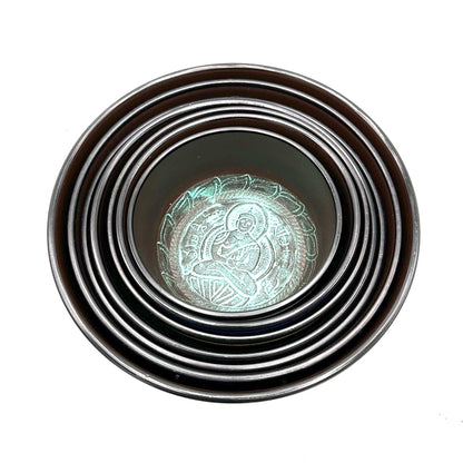 Alt Tag: Set med tibetanska sjungande skålar i aluminium – 14–22CM, stapelbara sjungande skålar i aluminium med invändig gravyr, vy uppifrån