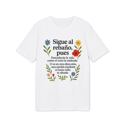 Alt Tag: Sigue el Rebaño Pues Sustainable Unisex Tee blanca con texto “Sigue al rebaño, pues” y flores de colores estampadas