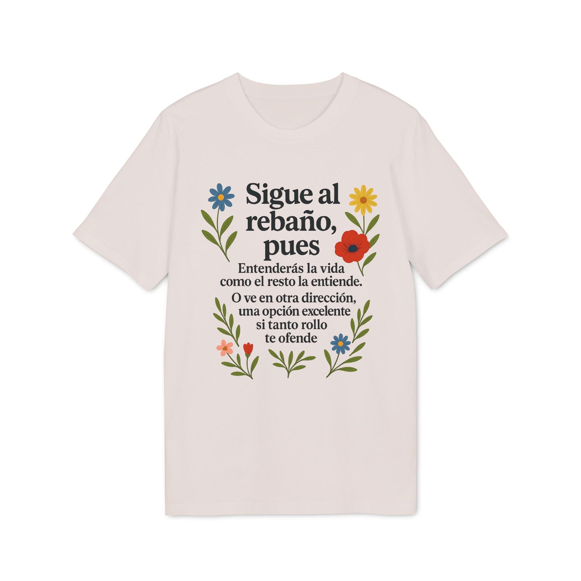 Alt Tag: Sigue el Rebaño Pues Sustainable Unisex Tee camiseta unisex sostenible color crema con frase “Sigue al rebaño, pues” y flores
