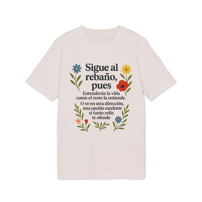 Alt Tag: Sigue el Rebaño Pues Sustainable Unisex Tee camiseta unisex sostenible color crema con frase “Sigue al rebaño, pues” y flores