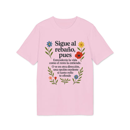 Alt Tag: Sigue el Rebaño Pues Sustainable Unisex Tee rosa con frase “Sigue al rebaño, pues” y flores estampadas al frente
