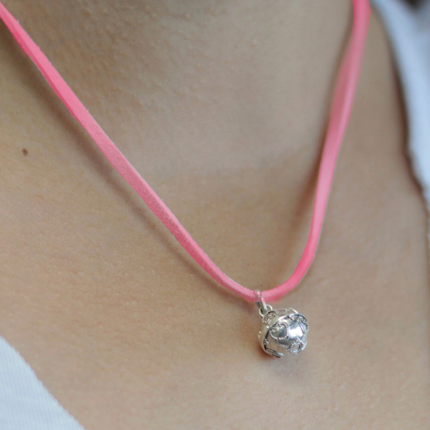 Alt Tag: Silver Angel Bell – Love 12MM 925 silver angel bell-charmhängsmycke i 925 silver på halsband med rosa snöre, 12 mm handgjorda smycken från Bali