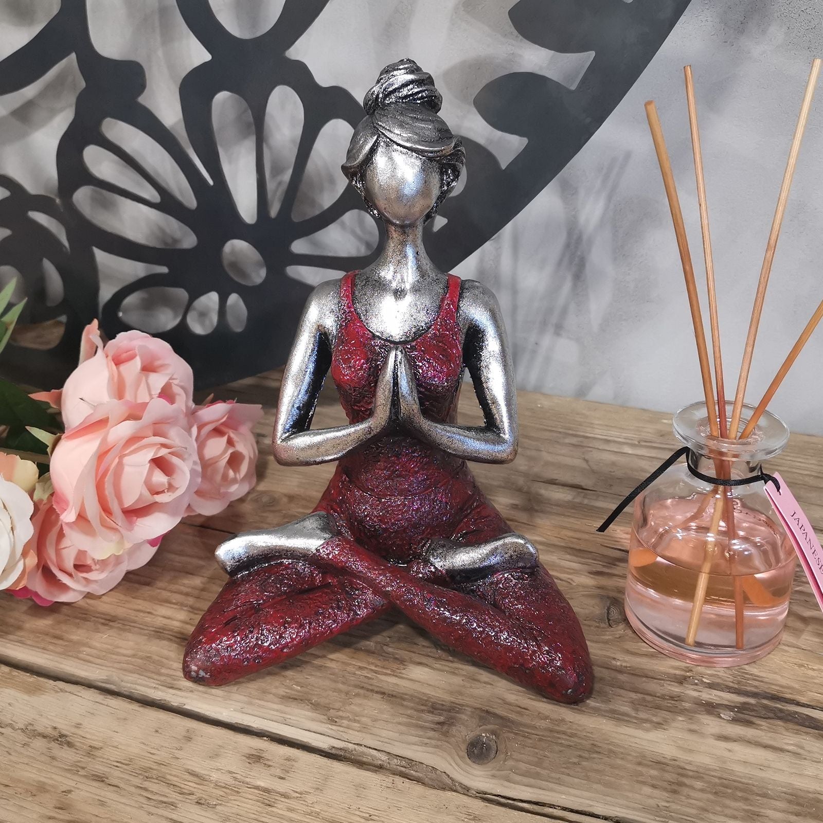 Alt-Tag: Silber- & Bordeauxfarbene Yoga-Dame-Figur – 24 CM Deko-Ornament aus Harz und Zement, sitzende Yoga-Pose in Silber und Bordeaux