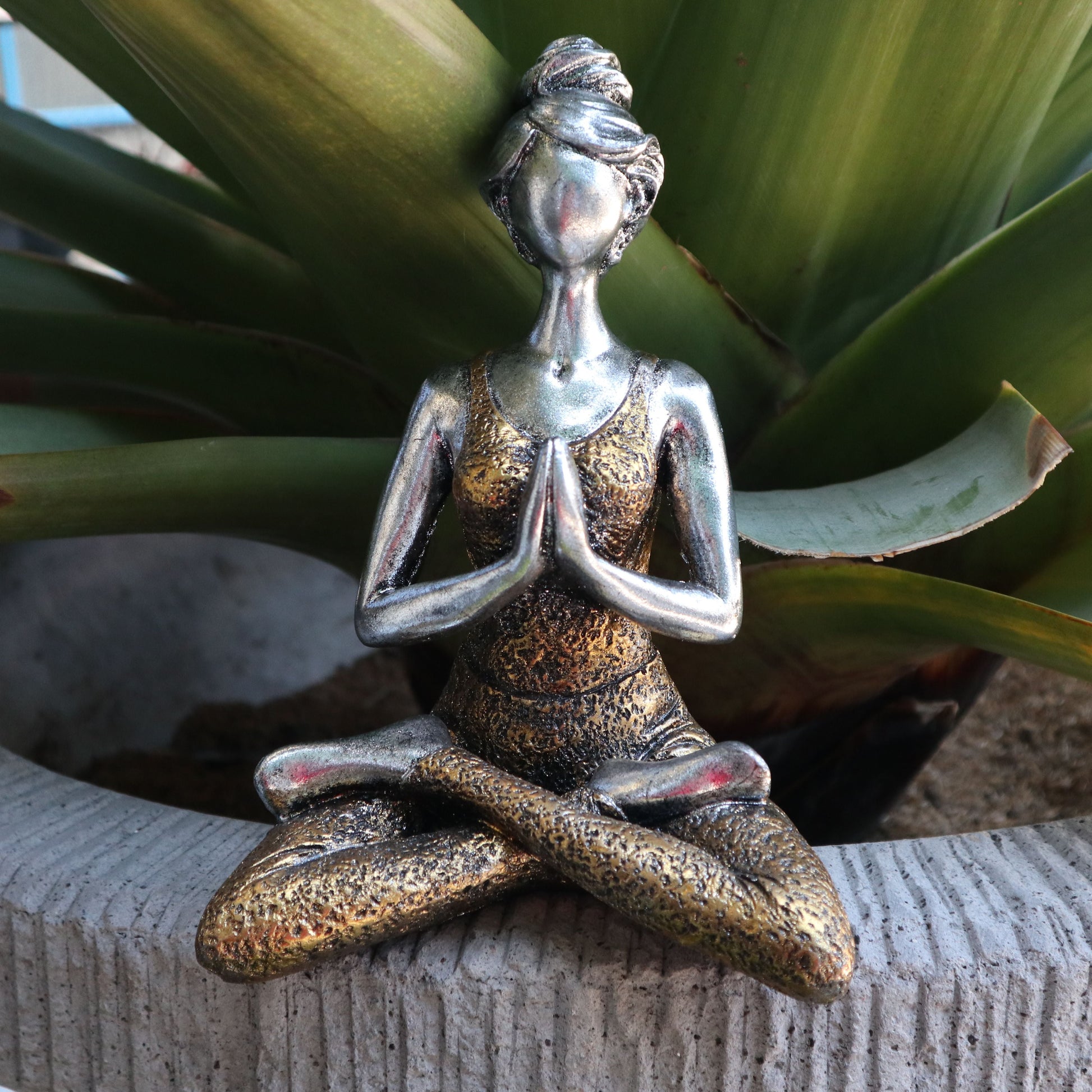 Figura de yoga "Lady" en plata y dorado – estatua artesanal indonesia de yoga "Lady" de 24CM en postura de loto sentada con las manos en oración, acabado en plata y dorado