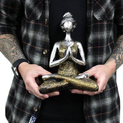Figura de Yoga Lady en plata y dorado – estatua artesanal indonesia de 24CM, en pose de meditación sentada con acabado en plata y dorado, sostenida en las manos