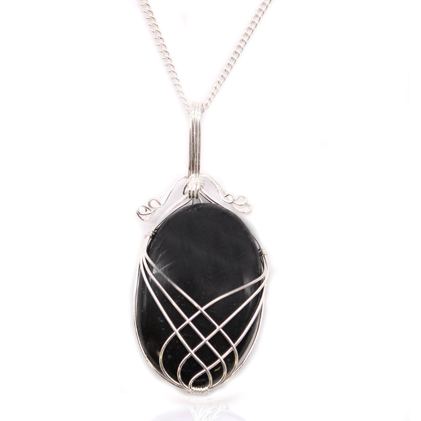 Alt-Tag: Versilberte Edelstein-Halskette – Schwarzer Onyx, wirbelförmig umwickelter, versilberter Anhänger mit ovalem Stein aus schwarzem Onyx an Kette