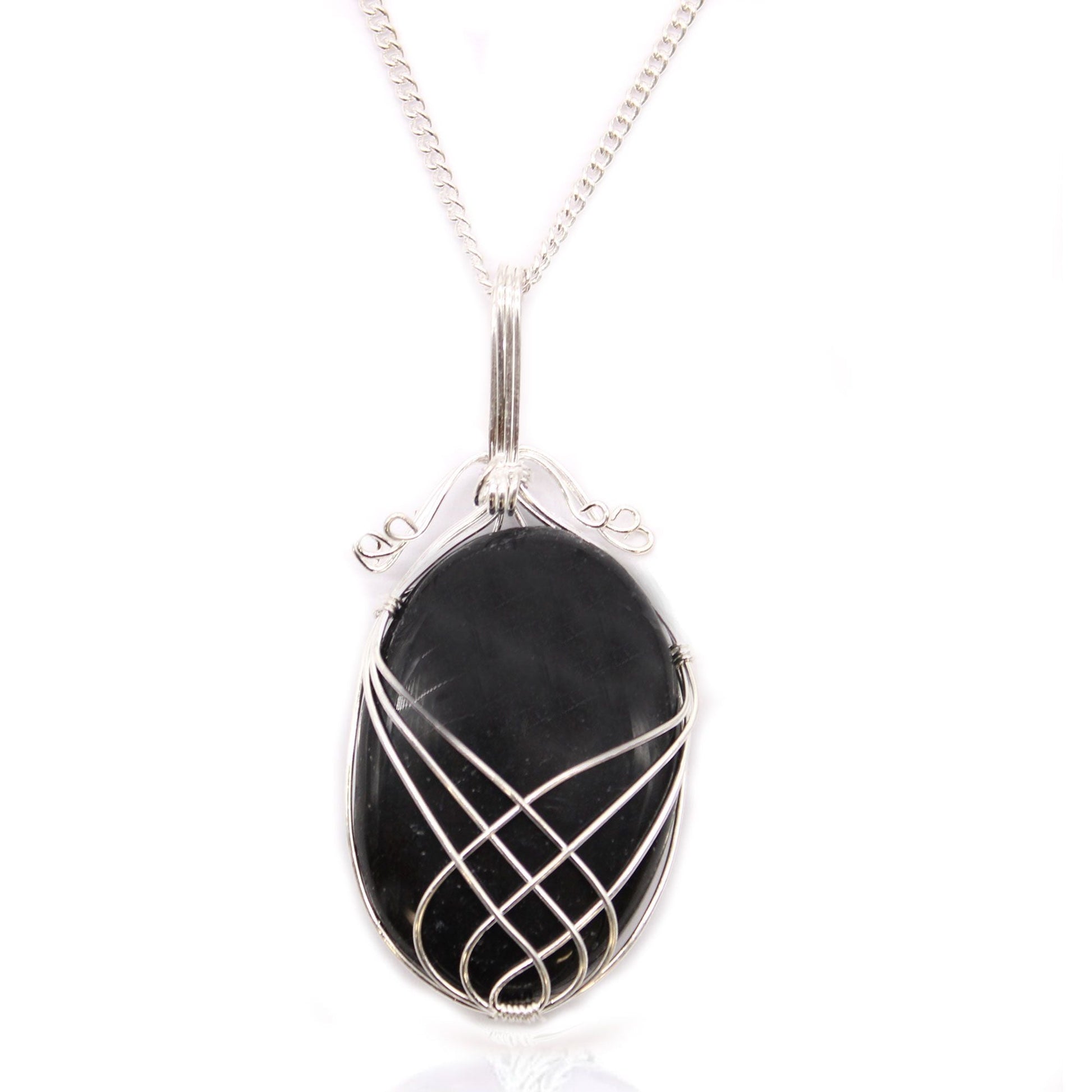 Alt-Tag: Versilberte Edelstein-Halskette – Schwarzer Onyx, wirbelförmig umwickelter, versilberter Anhänger mit ovalem Stein aus schwarzem Onyx an Kette