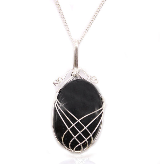 Alt-Tag: Versilberte Edelstein-Halskette – Schwarzer Onyx, wirbelförmig umwickelter, versilberter Anhänger mit ovalem Stein aus schwarzem Onyx an Kette