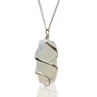 Silver-Plated Cascade Necklace – Rough Opalite con colgante de opalita en bruto envuelto en alambre plateado y cadena, primer plano