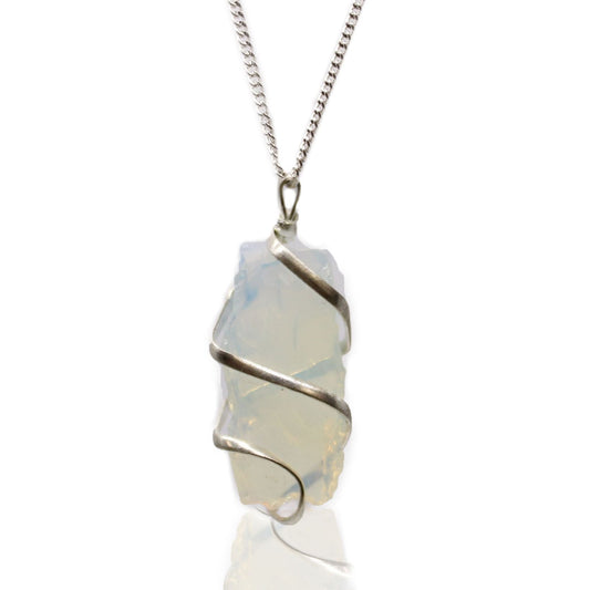 Silver-Plated Cascade Necklace – Rough Opalite con colgante de opalita en bruto envuelto en alambre plateado y cadena, primer plano