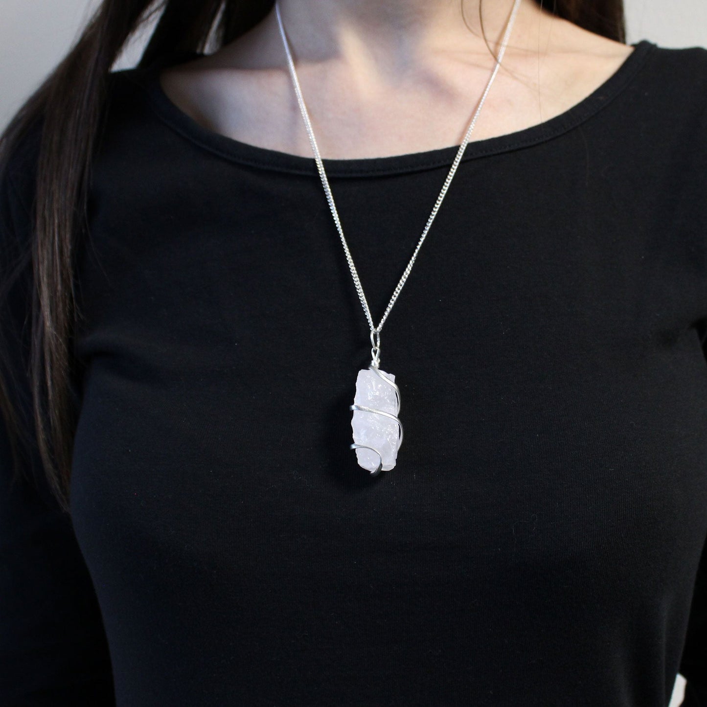 Silver-Plated Cascade Necklace – Rough Opalite colgante de opalita rugosa sintética envuelta en alambre sobre cadena plateada