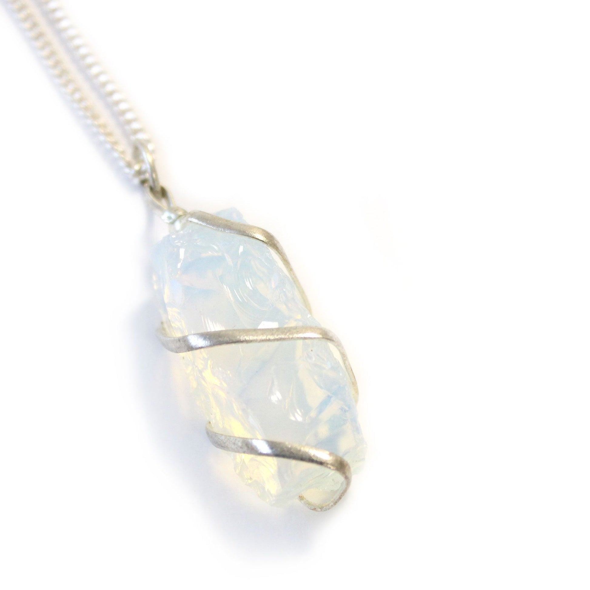 Alt Tag: Silver-Plated Cascade Necklace – Rough Opalite, colgante de opalita rugosa envuelta en alambre plateado con cadena