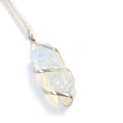 Alt Tag: Silver-Plated Cascade Necklace – Rough Opalite, colgante de opalita rugosa envuelta en alambre plateado con cadena