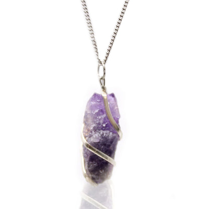 Silberbeschichtete Edelstein-Halskette – Rohamethyst mit Anhänger aus rohem violettem Amethystkristall, umwickelt mit silberbeschichtetem Draht, an einer Kette