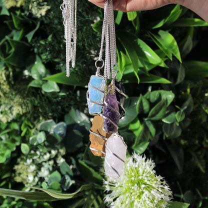 Silberbeschichtete Edelstein-Halskette – Roh-Amethyst mit Anhänger aus rohem Amethyst, silberbeschichtet umwickelt, auf einer Kette hängend abgebildet