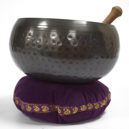 Singing Bowl Velvet Cushion – 16 CM med hamrad metall-klangskål och träklubba på lila sammetsbas