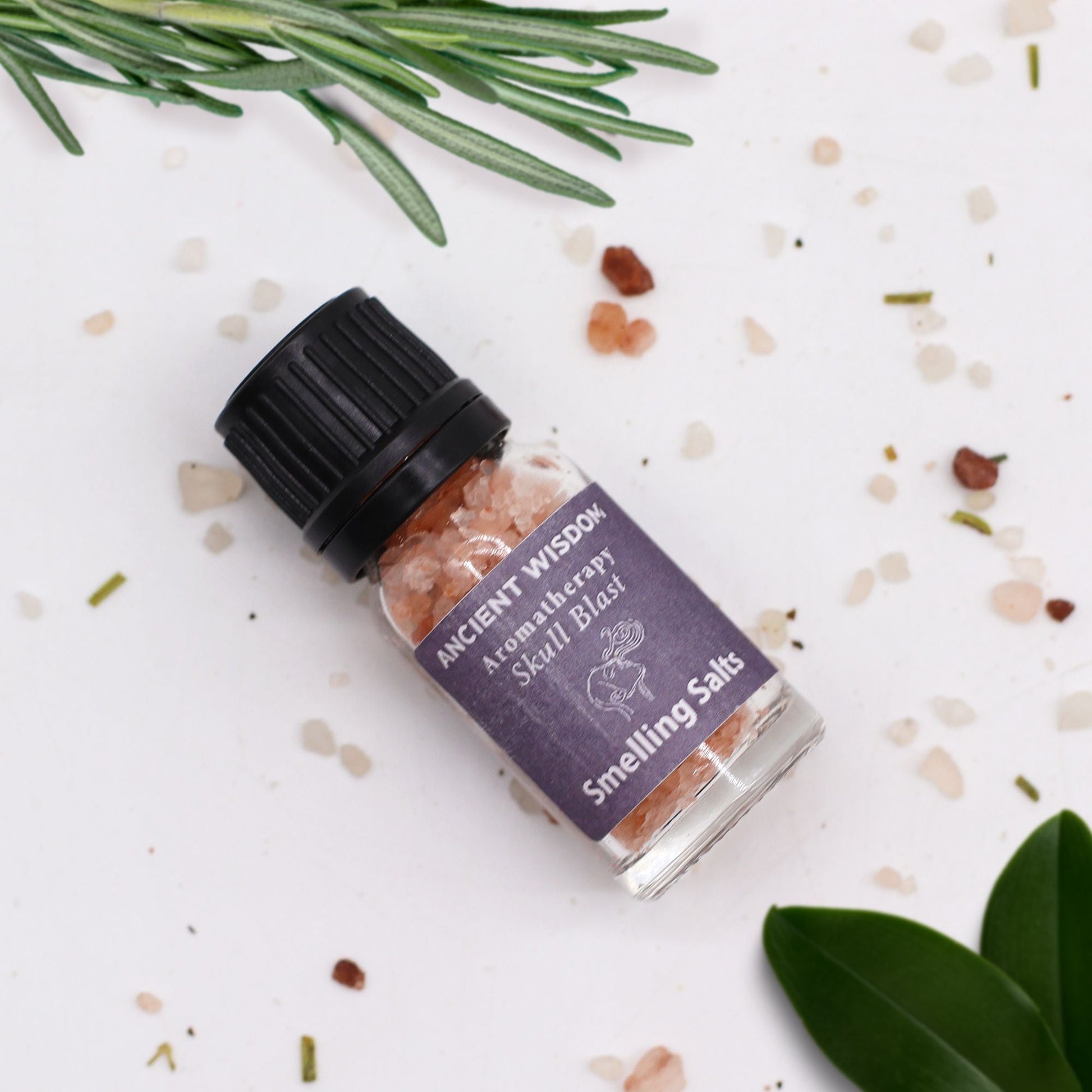 Alt Tag: Skull Blast Aromaaroma Salts – 6.2x2.4 CM frasco de smelling salts con sal rosada y etiqueta Skull Blast, sobre fondo blanco