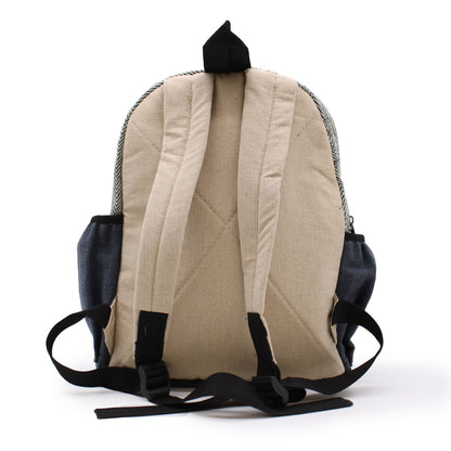 Alt Tag: Small Hemp Backpack - Bohdi Tree Design vista trasera con correas acolchadas ajustables, bolsillos laterales y tejido de cáñamo y algodón