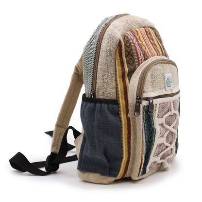 Liten hamparyggsäck – Rope & Pockets Style, handgjord ryggsäck i hampa och bomull med repdetaljer och flera fickor, 30x22x7 cm