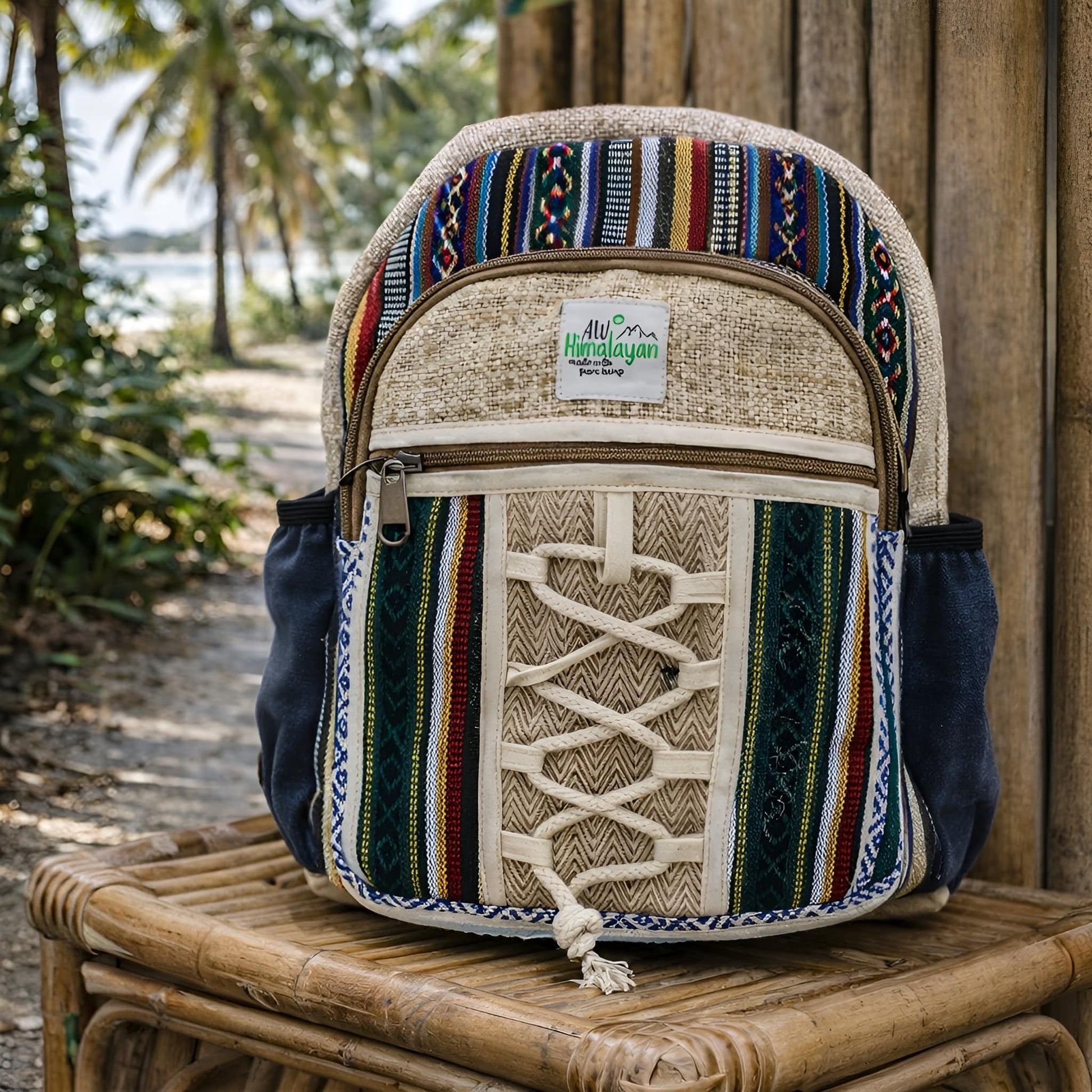 Liten ryggsäck i hampa – Rope & Pockets Style med repsdetaljer, sidofickor och vävd frontpanel, handgjord i Katmandu, Nepal