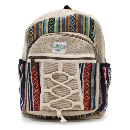 Alt Tag: Liten ryggsäck i hampa – Rope & Pockets Style handgjord ryggsäck i hampa och bomull från Himalaya med rep framtill och flerfärgade fickor, 30x22x7 cm