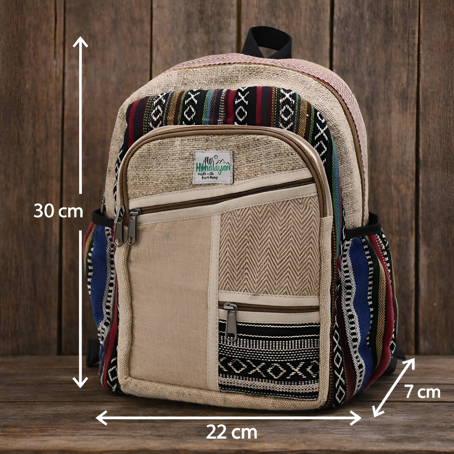 Alt Tag: Liten ryggsäck i hampa – Zig Zag Zips Style handgjord ryggsäck i hampa och bomull med framfickor, 30x22x7 cm