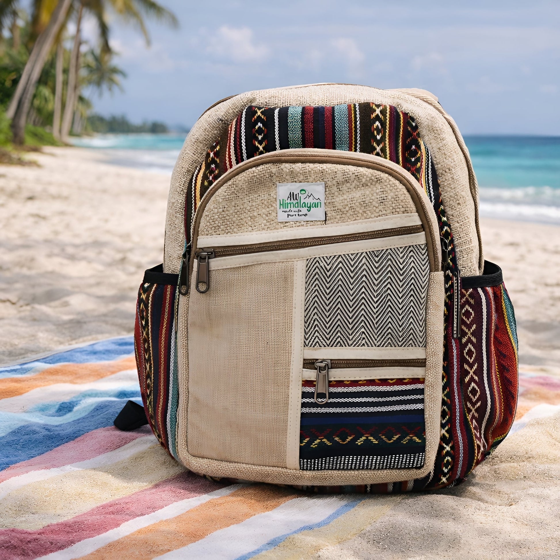 Liten ryggsäck i hampa – Zig Zag Zips Style miljövänlig ryggsäck i hampa och bomull med zigzag-dragkedjor, framficka, på strandhandduk