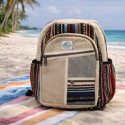 Liten ryggsäck i hampa – Zig Zag Zips Style miljövänlig ryggsäck i hampa och bomull med zigzag-dragkedjor, framficka, på strandhandduk