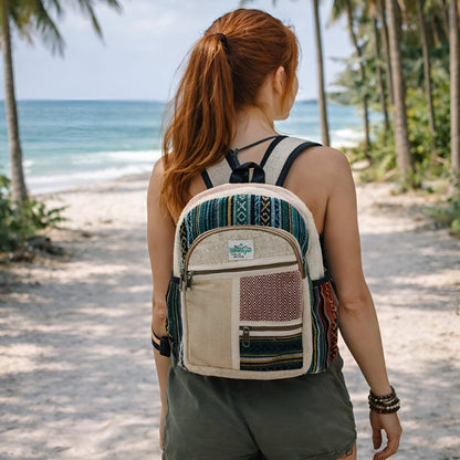Alt Tag: Liten ryggsäck i hampa – Zig Zag Zips Style buren på strandstig, handgjord ryggsäck i hampa och bomull med färgstarka vävda paneler