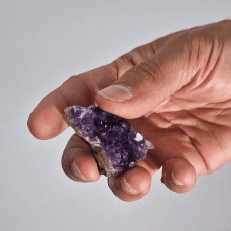 Small Natural High-Grade Amethyst Cluster (Approx. 3–8 CM) sostenido en la mano, pequeño racimo natural violeta con puntas de cristal