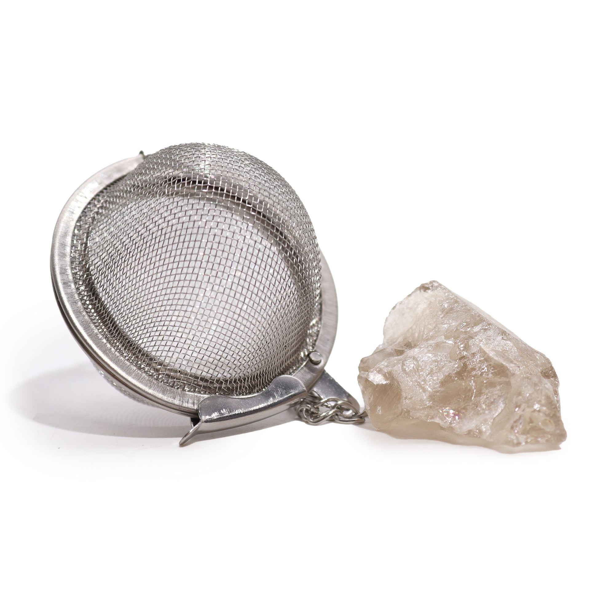 Smoky Quartz Crystal Tea Strainer – 7.5x5 CM con colador de acero inoxidable y piedra de cuarzo ahumado sobre fondo blanco